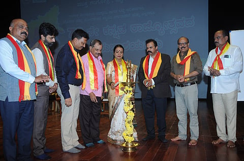 ಕರ್ನಾಟಕ ರಾಜ್ಯ ಮುಕ್ತ ವಿಶ್ವವಿದ್ಯಾಲಯದ ಘಟಿಕೋತ್ಸವ ಭವನದಲ್ಲಿ ಬುಧವಾರ ಆಯೋಜಿಸಿದ್ದ ಕನ್ನಡ ರಾಜ್ಯೋತ್ಸವ ಹಾಗೂ ನಾಡಗೀತೆಯ ಶತಮಾನ ಸಂಭ್ರಮ ಕಾರ್ಯಕ್ರಮವನ್ನು ನಟಿ ಉಮಾಶ್ರೀ ಉದ್ಘಾಸಿದರು. ಡಾ.ಎನ್.ಆರ್. ಚಂದ್ರೇಗೌಡ, ಪ್ರೊ.ಎಂ. ರಾಮನಾಥಂ ನಾಯ್ಡು, ಪ್ರೊ.ಎಸ್.ಕೆ.ನವೀನ್‌ಕುಮಾರ್ ಹಾಗೂ ಇತರರು ಇದ್ದರು.