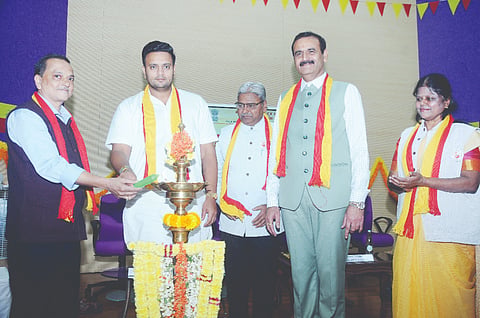 ಭಾರತೀಯ ಭಾಷಾ ಸಂಸ್ಥಾನದಲ್ಲಿ ಭಾನುವಾರ ಆಯೋಜಿಸಿದ್ದ ಕನ್ನಡ ರಾಜ್ಯೋತ್ಸವ ಸಮಾರಂಭವನ್ನು ಸಂಸದ ಯದುವೀರ್ ಕೃಷ್ಣದತ್ತ ಚಾಮರಾಜ ಒಡೆಯರ್ ಉದ್ಘಾಟಿಸಿದರು. ಪ್ರೊ.ಎನ್.ಕೆ. ಲೋಕನಾಥ್, ಪ್ರೊ. ಶೈಲೇಂದ್ರ ಮೋಹನ್, ಡಾ.ಎಲ್.ಆರ್. ಪ್ರೇಮ್ ಕುಮಾರ್ ಇದ್ದರು.