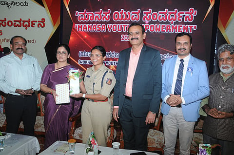 ಮಾನಸಗಂಗೋತ್ರಿಯ ಸೆನೆಟ್ ಭವನದಲ್ಲಿ ಬುಧವಾರ ಆಯೋಜಿಸಿದ್ದ ‘ಮಾನಸ ಯುವ ಸಂವರ್ಧನೆ’ ಯುವ ಸಬಲೀಕರಣ ಮತ್ತು ಔದ್ಯೋಗಿಕ ಕಾರ್ಯಾಗಾರದ ಸಮಾರೋಪ ಸಮಾರಂಭದಲ್ಲಿ ಆರ್.ಎನ್.ಬಿಂದುಮಣಿ, ಡಾ.ಪಿ.ಶಿವರಾಜು, ಪ್ರೊ.ಎನ್.ಕೆ. ಲೋಕನಾಥ್, ಎಂ.ಕೆ.ಸವಿತಾ ಹಾಗೂ ಇತರರು ಇದ್ದರು.