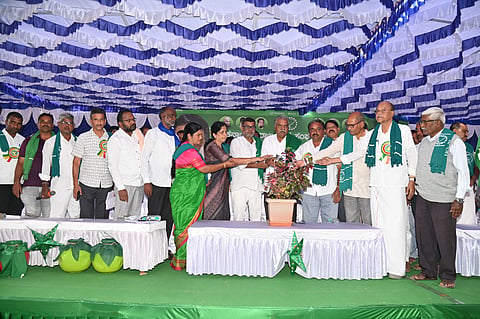 ಇಲವಾಲ ಗ್ರಾಮದಲ್ಲಿ ಮಂಗಳವಾರ ಆಯೋಜಿಸಿದ್ದ ಜಿಲ್ಲಾ ರೈತ ಸಮಾವೇಶವನ್ನು ರಾಜ್ಯ ರೈತ ಸಂಘದ ಗೌರವಾಧ್ಯಕ್ಷ ಚಾಮರಸ ಮಾಲಿ ಪಾಟೀಲ್ ಗಿಡಕ್ಕೆ ನೀರೆರೆಯುವ ಮೂಲಕ ಉದ್ಘಾಟಿಸಿದರು. ಬಡಗಲಪುರ ನಾಗೇಂದ್ರ, ಹೊಸೂರು ಕುಮಾರ್, ಪಿ.ಮರಂಕಯ್ಯ, ಸುನಿತಾ ಪುಟ್ಟಣ್ಣಯ್ಯ ಹಾಗೂ ಇತರರು ಇದ್ದರು.