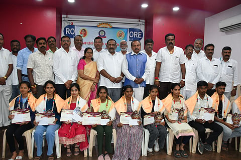 ಕರ್ನಾಟಕ ಪ್ರತಿಭಾ ಅಕಾಡೆಮಿ ವತಿಯಿಂದ ಮೈಸೂರಿನ ಜೆಎಲ್‌ಬಿ ರಸ್ತೆಯ ರೋಟರಿ ಸಭಾಂಗಣದಲ್ಲಿ ಗುರುವಾರ ಪ್ರತಿಭಾ ವಿದ್ಯಾರ್ಥಿಗಳಿಗೆ ಪುರಸ್ಕಾರ ನೀಡಲಾಯಿತು. ಕೆ. ಹರೀಶ್ ಗೌಡ, ಎಸ್.ಸಿ. ಬಸವರಾಜು, ಪುರುಷೋತ್ತಮ್, ದ್ಯಾವಪ್ಪ ನಾಯಕ ಹಾಗೂ ಇತರರು ಇದ್ದರು.