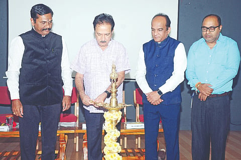  ಮೈಸೂರಿನ ಶಾರದಾವಿಲಾಸ ಔಷಧ ಮಹಾವಿದ್ಯಾಲಯದಲ್ಲಿ ಮಂಗಳವಾರ ಆಯೋಜಿಸಿದ್ದ ಕೌಶಲ ಅಭಿವೃದ್ಧಿ ಕಾರ್ಯಕ್ರಮವನ್ನು ಶಾರದಾವಿಲಾಸ ಶಿಕ್ಷಣ ಸಂಸ್ಥೆ  ಗೌರವ ಕಾರ್ಯದರ್ಶಿ ಆರ್. ದಿನೇಶ್ ಉದ್ಘಾಟಿಸಿದರು. ಪ್ರೊ.ಟಿ.ಕೆ. ಉಮೇಶ್, ಡಾ.ಹನುಮಂತಚಾರ್ ಜೋಶಿ, ಶುಭಜೀತ್ ಘೋಷ್ ಇದ್ದರು.