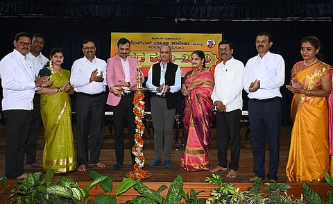  ಸರಸ್ವತಿಪುರಂನ ಜೆಎಸ್‌ಎಸ್ ಮಹಿಳಾ ಕಾಲೇಜಿನಲ್ಲಿ ಶುಕ್ರವಾರ ಆಯೋಜಿಸಿದ್ದ ಕನ್ನಡ ಕಂಪು  ಕಾರ್ಯಕ್ರಮವನ್ನು ಮೈಸೂರು ಅಪರ ಜಿಲ್ಲಾಧಿಕಾರಿ ಡಾ.ಪಿ.ಶಿವರಾಜು ಉದ್ಘಾಟಿಸಿದರು. ಪ್ರಭುಸ್ವಾಮಿ ಸಿ. ಮಳಿಮಠ, . ನಿರಂಜನಮೂರ್ತಿ, ಡಾ. ರೇಚಣ್ಣ, ಆರ್.ಎಸ್. ಕುಮಾರ್, ಹಿರಣ್ಮಯೀ ಶ್ರೀನಿಧಿ ಹಾಗೂ ಇತರರು ಇದ್ದರು.