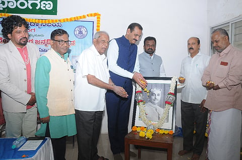  ಮಾನಸಗಂಗೋತ್ರಿಯ ಪ್ರಸಾರಾಂಗದಲ್ಲಿ ಶನಿವಾರ ಆಯೋಜಿಸಿದ್ದ ರಾಷ್ಟ್ರಕವಿ ಕುವೆಂಪು ಜಯಂತಿ ಕಾರ್ಯಕ್ರಮದಲ್ಲಿ ಕುವೆಂಪು ಭಾವಚಿತ್ರಕ್ಕೆ ಗಣ್ಯರು ಪುಷ್ಪಾರ್ಚನೆ ನೆರವೇರಿಸಿದರು.  ಪ್ರೊ.ಎನ್.ಕೆ. ಲೋಕನಾಥ್, ರಾಮೇಗೌಡ (ರಾಗೌ), ಪ್ರೊ.ಎಂ.ನಂಜಯ್ಯ ಹೊಂಗನೂರು,  ಚನ್ನಬಸಪ್ಪ ಹಾಗೂ ಇತರರು ಇದ್ದರು.