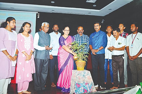 ಮೈಸೂರಿನ ಮಹಾರಾಜ ಕಾಲೇಜು ವತಿಯಿಂದ ಮಂಗಳವಾರ ಆಯೋಜಿಸಿದ್ದ ಉದ್ಯೋಗ ಕೌಶಲ ಉಪನ್ಯಾಸ ಕಾರ್ಯಕ್ರಮವನ್ನು  ಮೈಸೂರು ವಿಶ್ವವಿದ್ಯಾಲಯ ಕುಲಸಚಿವೆ ಎಂ.ಕೆ. ಸವಿತಾ ಉದ್ಘಾಟಿಸಿದರು. ಪ್ರೊ.ಎನ್. ನಾಗರಾಜ, ಪ್ರೊ.ಮಹೇಶ್, ಪ್ರೊ.ವಿ. ಷಣ್ಮುಗಂ ಇದ್ದರು. 