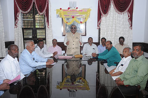  ನಗರದ ಜಲದರ್ಶಿನಿ ಅತಿಥಿಗೃಹದಲ್ಲಿ ಗುರುವಾರ ಆಯೋಜಿಸಿದ್ದ ಕಾಯಕ ಸಮಾಜ ಒಕ್ಕೂಟದ ಸಭೆಯಲ್ಲಿ ಒಕ್ಕೂಟದ ಅಧ್ಯಕ್ಷ ಕೆ.ಸಿ.ಪುಟ್ಟಸಿದ್ದ ಶೆಟ್ಟಿ ಮಾತನಾಡಿದರು. ಪ್ರೊ.ಸಿ.ವೆಂಕಟರಾಮಯ್ಯ, ಪುಟ್ಟಸ್ವಾಮಿ ಶೆಟ್ಟಿ, ಸಣ್ಣೇಗೌಡ, ಲಕ್ಷ್ಮೀಪತಿ,  ಗಂಗಾಧರ್ ಹಾಗೂ ಇತರರು ಇದ್ದರು.