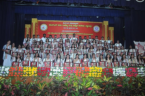 ಮೈಸೂರಿನ ಊಟಿ ರಸ್ತೆಯ ಜೆಎಸ್‌ಎಸ್ ಕಲಾ, ವಾಣಿಜ್ಯ ಮತ್ತು ವಿಜ್ಞಾನ ಕಾಲೇಜಿನಲ್ಲಿ ಮಂಗಳವಾರ ಆಯೋಜಿಸಿದ್ದ ಪದವಿ ಪ್ರದಾನ ಸಮಾರಂಭದಲ್ಲಿ ಅತಿಹೆಚ್ಚು ಅಂಕಗಳನ್ನು ಪಡೆದ ವಿದ್ಯಾರ್ಥಿಗಳಿಗೆ  ಬಹುಮಾನ ಹಾಗೂ ದತ್ತಿ ಪುರಸ್ಕಾರ ನೀಡಲಾಯಿತು. ನಾಡೋಜ ಡಾ.ವೂಡೇ ಪಿ. ಕೃಷ್ಣ, ಡಾ.ಸಿ.ಜಿ. ಬೆಟಸೂರಮಠ,  ಪ್ರೊ.ಬಿ.ವಿ.ಸಾಂಬಶಿವಯ್ಯ, ಪ್ರಾಂಶುಪಾಲ ಡಾ.ಎಂ. ಪ್ರಭು, ಡಾ.ಬಿ. ಪ್ರಭುಸ್ವಾಮಿ ಇದ್ದರು.