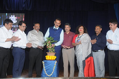  ಮೈಸೂರು ನಗರದ ಮಾನಸಗಂಗೋತ್ರಿಯ ಸೆನೆಟ್ ಭವನದಲ್ಲಿ ಬುಧವಾರ ‘ಯುಜಿಸಿ ಮೂಕ್ಸ್ ಸ್ವಯಂ ಕೋರ್ಸ್’ ಕುರಿತು ಆಯೋಜಿಸಿದ್ದ ಓರಿಯಂಟೇಷನ್ ಕಾರ್ಯಕ್ರಮವನ್ನು ಮೈಸೂರು ವಿಶ್ವವಿದ್ಯಾಲಯದ ಕುಲಪತಿ ಪ್ರೊ.ಎನ್.ಕೆ. ಲೋಕನಾಥ್ ಉದ್ಘಾಟಿಸಿದರು. ಪ್ರೊ.ಎನ್. ನಾಗರಾಜ್, ಪ್ರೊ.ಎಚ್.ಎಸ್. ಕುಮಾರ ಹಾಗೂ ಇತರರು ಇದ್ದರು.