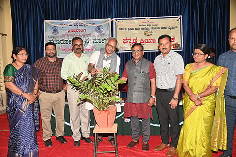 ಕುವೆಂಪುನಗರ ಸರ್ಕಾರಿ ಪ್ರಥಮ ದರ್ಜೆ ಕಾಲೇಜು ವತಿಯಿಂದ ಕಾಲೇಜು ಸಭಾಂಗಣದಲ್ಲಿ ಶುಕ್ರವಾರ ಆಯೋಜಿಸಿದ್ದ ಪ್ರಚಾರೋಪನ್ಯಾಸ ಕಾರ್ಯಕ್ರಮವನ್ನು ವಿದ್ವಾಂಸ ಪ್ರೊ.ರಾಜಪ್ಪ ದಳವಾಯಿ ಉದ್ಘಾಟಿಸಿದರು. ಪ್ರೊ.ಎಂ. ನಂಜಯ್ಯ ಹೊಂಗನೂರು, ಡಾ.ಪಿ. ಬೆಟ್ಟೇಗೌಡ, ಡಾ.ಆರ್. ಗುರುಸ್ವಾಮಿ, ರುಕ್ಮಿಣಿ ಇದ್ದರು.