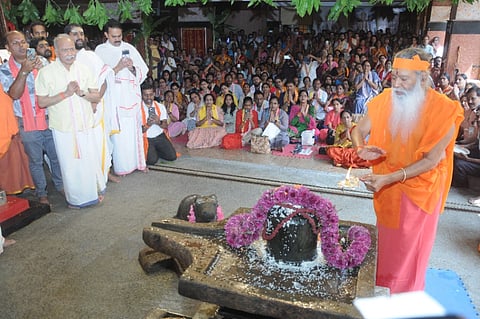  ಶಿವರಾತ್ರಿ ಅಂಗವಾಗಿ ಮೈಸೂರು ನಗರದ ಅವಧೂತ ದತ್ತ ಪೀಠದಲ್ಲಿ ಶಿವಲಿಂಗಕ್ಕೆ ಶ್ರೀ ಗಣಪತಿ ಸಚ್ಚಿದಾನಂದ ಸ್ವಾಮೀಜಿ ಪೂಜೆ ಸಲ್ಲಿಸಿದರು.