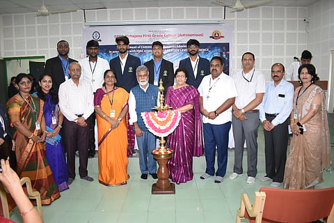  ಮೈಸೂರಿನ ಎಸ್‌ಬಿಆರ್‌ಆರ್ ಮಹಾಜನ ಪ್ರಥಮ ದರ್ಜೆ ಕಾಲೇಜಿನಲ್ಲಿ ಬುಧವಾರ ‘ವಾಣಿಜ್ಯ ನಿರ್ವಹಣೆ ಮತ್ತು ಸುಸ್ಥಿರ ಅಭಿವೃದ್ಧಿಯಲ್ಲಿ ಉದಯೋನ್ಮುಖ ಮಾದರಿಗಳು’ ವಿಷಯ ರಾಜ್ಯಮಟ್ಟದ ಸಮ್ಮೇಳನ ಆಯೋಜಿಸಲಾಗಿತ್ತು. ಡಾ.ಡಿ. ಆನಂದ್,  ಡಾ.ಟಿ. ವಿಜಯಲಕ್ಷ್ಮೀ ಮುರಳೀಧರ್, ಡಾ.ಬಿ.ಆರ್. ಜಯಕುಮಾರಿ, ಡಾ.ಎಸ್.ಆರ್ ರಮೇಶ್, ಡಾ.ಟಿ.ಎಂ. ದೇವರಾಜ ಹಾಗೂ ಇತರರು ಇದ್ದರು.