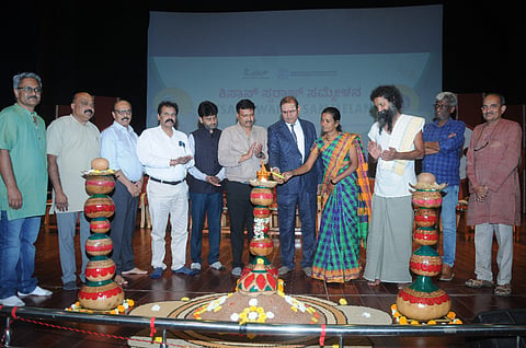 ಮುಕ್ತ ಗಂಗೋತ್ರಿ ಆವರಣದಲ್ಲಿ ಆಯೋಜಿಸಿರುವ ಕಿಸಾನ್ ಸ್ವರಾಜ್ ಸಮ್ಮೇಳನವನ್ನು ಶುಕ್ರವಾರ ಕರ್ನಾಟಕ ರಾಜ್ಯ ಮುಕ್ತ ವಿಶ್ವವಿದ್ಯಾಲಯದ ಕುಲಪತಿ ಪ್ರೊ.ಶರಣಪ್ಪ ವಿ. ಹಲಸೆ ಉದ್ಘಾಟಿಸಿದರು.  ವಿಶಾಲಾಕ್ಷನ್, ರಾಘವ ಐಕಾಂತಿಕ, ಬೀಬಿ ಜಾನ್, ಪ್ರೊ.ಎಸ್.ಕೆ.ನವೀನ್ ಕುಮಾರ್ ಹಾಗೂ ಇತರರು ಇದ್ದರು.