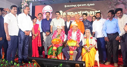 ಮುಖ್ಯಮಂತ್ರಿ ಪ್ರಶಸ್ತಿ ಪುರಸ್ಕೃತರಾದ ನಿವೃತ್ತ ಡಿವೈಎಸ್ಪಿ ಶಾಂತಮಲ್ಲಪ್ಪ ಭಾನುವಾರ ಮೈಸೂರು ನಗರದಲ್ಲಿ ಸನ್ಮಾನಿಸಲಾಯಿತು.  ಶ್ರೀ ಸೋಮೇಶ್ವರನಾಥ ಸ್ವಾಮೀಜಿ, ಡಾ.ಎ.ಎನ್. ಪ್ರಕಾಶ್ ಗೌಡ, ಎಂ. ಮುತ್ತುರಾಜ್, ಎಂ.ಕೆ. ಕೆಂಪೇಗೌಡ,  ತಾಯಮ್ಮ, ಶಾಂತ ಹಾಗೂ ಇತರರು 