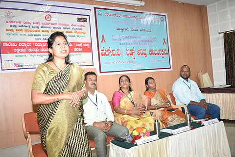 ಮೈಸೂರಿನ ಎಸ್‌ಬಿಆರ್‌ಆರ್ ಮಹಾಜನ ಪ್ರಥಮ ದರ್ಜೆ ಕಾಲೇಜಿನಲ್ಲಿ ಬುಧವಾರ ಎಚ್‌ಐವಿ/ಏಡ್ಸ್ ಕುರಿತು ಆಯೋಜಿಸಿದ್ದ ಅರಿವು ಕಾರ್ಯಕ್ರಮದಲ್ಲಿ ಜೆ.ಎಸ್.ಎಸ್. ಆಸ್ಪತ್ರೆಯ ಐಸಿಟಿಸಿ ಸೆಂಟರ್‌ನ ಆಪ್ತಸಮಾಲೋಚಕಿ ಬಿ.ನಂದಿನಿ ಮಾತನಾಡಿದರು. ಡಾ.ಬಿ.ಆರ್. ಜಯಕುಮಾರಿ, ಡಾ.ಜಿ.ದೊಡ್ಡರಸಯ್ಯ, ಎಲ್. ನಿರಂಜನ್, ಜ್ಯೋತಿ ಇದ್ದರು.
