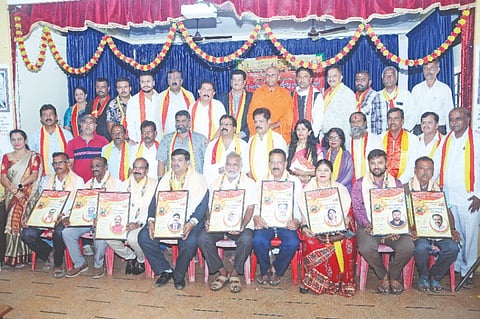  ಮೈಸೂರು ನಗರದ ಇಂಜಿನಿಯರ್‌ಗಳ ಸಂಸ್ಥೆ ಸಭಾಂಗಣದಲ್ಲಿ ಶನಿವಾರ ಆಯೋಜಿಸಿದ್ದ ಮಾಜಿ ಮುಖ್ಯಮಂತ್ರಿ ಕೆಂಗಲ್ ಹನುಮಂತಯ್ಯ ಜಯಂತಿ ಕಾರ್ಯಕ್ರಮದಲ್ಲಿ ವಿವಿಧ ಕ್ಷೇತ್ರ ಸಾಧಕರಿಗೆ ಮಾಜಿ ಶಾಸಕ ಎಂ.ಕೆ ಸೋಮಶೇಖರ್ ಕೆಂಗಲ್ ಹನುಮಂತಯ್ಯ ಸೇವಾರತ್ನ ಪ್ರಶಸ್ತಿ ಪ್ರದಾನ ಮಾಡಿದರು. 