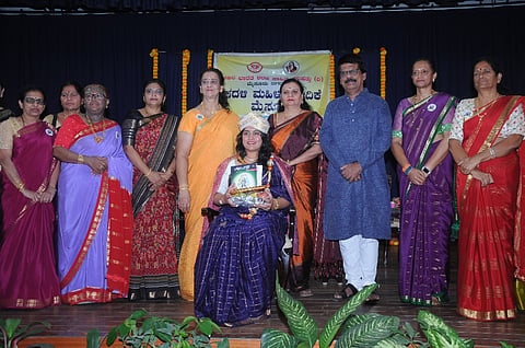  ಸರಸ್ವತಿಪುರಂನ ಜೆಎಸ್‌ಎಸ್ ಮಹಿಳಾ ಕಾಲೇಜಿನಲ್ಲಿ ಶನಿವಾರ ಆಯೋಜಿಸಿದ್ದ ಮಹಿಳಾ ದಿನಾಚರಣೆ ಕಾರ್ಯಕ್ರಮದಲ್ಲಿ   ವಾಣಿಜ್ಯ ತೆರಿಗೆ ಅಧಿಕಾರಿ ಡಾ.ಭಾವನಾ ಗಜೇಂದ್ರ ಅವರನ್ನು ಸನ್ಮಾನಿಸಲಾಯಿತು. ಡಾ. ಸುಜಾತಾ ಅಕ್ಕಿ, ಡಾ.ನಿರ್ಮಲ ಮಠಪತಿ, ಶೋಭಾರಾಣಿ ಜೈಪ್ರಕಾಶ್, ಡಾ.ಜಯಪ್ಪ ಹೊನ್ನಾಳಿ ಇದ್ದರು.