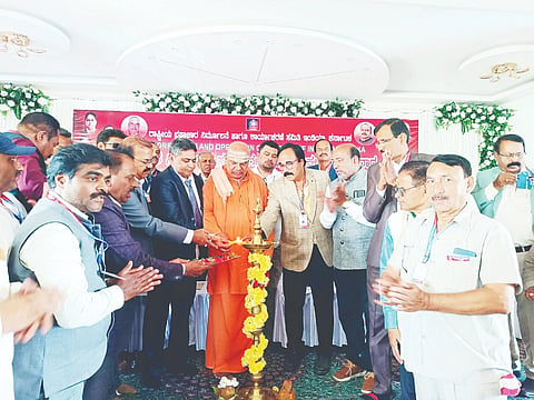 ಮೈಸೂರು ನಗರದ ಸರ್ದಾರ್ ವಲ್ಲಭಭಾಯ್ ಪಟೇಲ್ ನಗರದ ಶ್ರೀ ಶಿವಕುಮಾರ ಸ್ವಾಮೀಜಿ ಫಂಕ್ಷನ್ ಹಾಲ್ನಲ್ಲಿ ಮಂಗಳವಾರ ಆಯೋಜಿಸಿದ್ದ ಭ್ರಷ್ಟಾಚಾರ ನಿರ್ಮೂಲನೆ ಸವಾಲುಗಳು ಮತ್ತು ಸಂಕಲ್ಪ ಕಾರ್ಯಾಗಾರವನ್ನು  ಶ್ರೀ ಕುದೇರು ಮಠದ ಗುರುಶಾಂತ ಸ್ವಾಮಿಜಿ ಉದ್ಘಾಟಿಸಿದರು. ಕ್ಷ ಡಾ. ರಾಜೇಶ್ ಶುಕ್ಲಾ, ಪ್ರಭಾಕರ್, ದಯಾನಂದ, ಎಚ್. ಗುರುಸ್ವಾಮಿ, ದೇವರಾಜಪ್ಪ ಹಾಗೂ ಇತರರು ಇದ್ದರು.