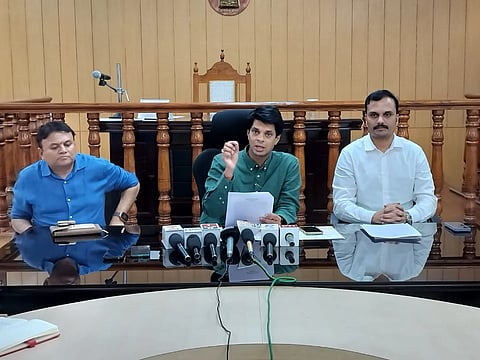 ಮೈಸೂರು ಜಿಲ್ಲೆಯಲ್ಲಿ ಹಮ್ಮಿಕೊಂಡಿರುವ ಜಗಣತಿ ಕುರಿತು ಜಿಲ್ಲಾಧಿಕಾರಿ ಜಿ. ಲಕ್ಮೀಕಾಂತ್ ರೆಡ್ಡಿ ಬುಧವಾರ ಸುದ್ದಿಗೋಷ್ಠಿಯಲ್ಲಿ ಮಾಹಿತಿ ನೀಡಿದರು. ಅಪರ ಜಿಲ್ಲಾಧಿಕಾರಿ ಡಾ.ಪಿ. ಶಿವರಾಜು, ನಗರಪಾಲಿಕೆ ಉಪ ಆಯುಕ್ತ ಹಾಗೂ ಮೈಸೂರು ನಗರ ಜನಗಣತಿ ಅಧಿಕಾರಿ ಜಿ.ಎಸ್. ಸೋಮಶೇಖರ್ ಇದ್ದರು.