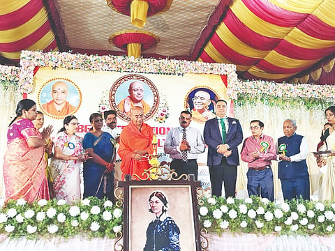 ಹೆಬ್ಬಾಳ್‌ನ ಬಿಜಿಎಸ್ ಸಾಂಸ್ಕೃತಿಕ ಸಭಾ ಭವನದಲ್ಲಿ ಮಂಗಳವಾರ ಆಯೋಜಿಸಿದ್ದ ಕುವೆಂಪುನಗರದ ಬಿಜಿಎಸ್ ಇಂಟರ್‌ನ್ಯಾಷನಲ್ ಫೌಂಡೇಷನ್ ಫಾರ್ ಹೆಲ್ತ್‌ಸೈನ್ಸಸ್‌ನ ಪದವಿ ಪ್ರದಾನ ಸಮಾರಂಭವನ್ನು ಶ್ರೀ ಆದಿಚುಂಚನಗಿರಿ ಮೈಸೂರು ಶಾಖಾ ಮಠದ ಶ್ರೀ ಸೋಮೇಶ್ವರನಾಥ ಸ್ವಾಮೀಜಿ ಉದ್ಘಾಟಿಸಿದರು.  ಪ್ರೊ.ಎಂ. ಪುಷ್ಪಾವತಿ, ಭಾರತೀಶ್ ರೆಡ್ಡಿ, ಡಾ.ಅಮನ್ ನಾಯಕ್, ಡಾ.ಜೆ. ಹರಿಪ್ರಸಾದ್ ಹಾಗೂ ಇತರರು ಇದ್ದರು.