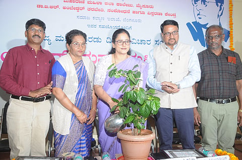 ಮೈಸೂರು ನಗರದ ಮಹಾರಾಣಿ ಕಲಾ ಕಾಲೇಜಿನಲ್ಲಿ ಗುರುವಾರ ‘ಅಂಬೇಡ್ಕರ್ ಮತ್ತು ಮಹಿಳಾ ಪ್ರಗತಿ ’ ಕುರಿತು ಆಯೋಜಿಸಿದ್ದ ವಿಚಾರ ಸಂಕಿರಣವನ್ನು ಮೈಸೂರು ವಿಶ್ವವಿದ್ಯಾಲಯ ಕುಲಸಚಿವೆ ಪ್ರೊ.ಎಂ.ಕೆ.ಸವಿತಾ ಉದ್ಘಾಟಿಸಿದರು. ಡಾ.ಸಾಬೀರ ಅಹ್ಮದ್ ಮುಲ್ಲಾ, ಡಿ.ಎಸ್.ಪ್ರತಿಮಾ, ಪ್ರೊ.ಎಂ.ಎಸ್.ಸವಿತಾ ಹಾಗೂ ಇತರರು ಇದ್ದರು.