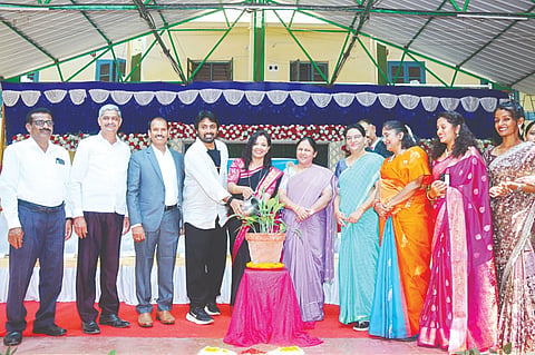  ಮೈಸೂರು ನಗರದ ಮಹಾರಾಣಿ ಮಹಿಳಾ ಕಲಾ ಕಾಲೇಜಿನಲ್ಲಿ ಬುಧವಾರ ಆಯೋಜಿಸಿದ್ದ ಕಾಲೇಜಿನ ಕ್ರೀಡಾ, ರಾಷ್ಟ್ರೀಯ ಸೇವಾ ಯೋಜನೆ, ಯುವ ರೆಡ್ ಕ್ರಾಸ್, ಎನ್‌ಸಿಸಿ ರೇಂಜರ್ಸ್ ಮತ್ತು ಸಾಂಸ್ಕೃತಿಕ ಚಟುವಟಿಕೆಗಳ ಸಮಾರೋಪ ಸಮಾರಂಭವನ್ನು ಗಾಯಕ ನವೀನ್ ಸಜ್ಜು ಉದ್ಘಾಟಿಸಿದರು. ಪ್ರೊ.ಡಿ.ಎಸ್.ಪ್ರತಿಮಾ, ಪ್ರೊ.ಎಂ.ಎಸ್. ಅನಿತಾ, ಡಾ.ಕೆ.ಎಸ್ ಭಾಸ್ಕರ್, ಡಾ.ಟಿ.ನಾಗವೇಣಿ ಹಾಗೂ ಇತರರು ಇದ್ದರು.
