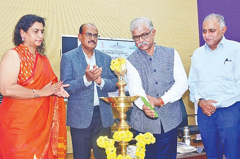 ಮೈಸೂರು ನಗರದ ಭಾರತೀಯ ಭಾಷಾ ಸಂಸ್ಥಾನದಲ್ಲಿ ಆಯೋಜಿಸಿರುವ ಕುಲಶಾಸ್ತ್ರೀಯ ಹಾಗೂ ಸಂಸ್ಕೃತಿ ದಾಖಲಿಕರಣ ಕುರಿತ  ಶಿಬಿರವನ್ನು ಭಾನುವಾರ ಚಾಮರಾಜನಗರ ವಿಶ್ವವಿದ್ಯಾಲಯದ ಕುಲಪತಿ ಪ್ರೊ.ಗಂಗಾಧರ್ ಉದ್ಘಾಟಿಸಿದರು. ಡಾ.ಎ.ದೇವರಾಜು, ಅಮಿತಾಬ್ ಪಾಂಡೆ, ಪ್ರೊ.ಸುನೀತಾ ರೆಡ್ಡಿ, ಅಶೋಕ್‌ವರ್ಧನ್ ಇದ್ದರು.