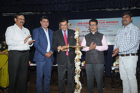  ಸರಸ್ವತಿಪುರಂ ಜೆಎಸ್‌ಎಸ್ ಮಹಿಳಾ ಕಾಲೇಜಿನಲ್ಲಿ ‘ರಾಸಾಯನಿಕ ವಿಜ್ಞಾನದಲ್ಲಿ ಪ್ರಸ್ತುತ ಸಂಶೋಧನೆ ಮತ್ತು ನಾವಿನ್ಯತೆಗಳು’ ಕುರಿತು ಶುಕ್ರವಾರ ಆಯೋಜಿಸಿದ್ದ ರಾಷ್ಟ್ರೀಯ ಸಮ್ಮೇಳನವನ್ನು ಮೈಸೂರು ವಿಶ್ವವಿದ್ಯಾಲಯದ ವಿಶ್ರಾಂತ ಕುಲಪತಿ ಡಾ. ಕೆ.ಎಸ್.ರಂಗಪ್ಪ ಉದ್ಘಾಟಿಸಿದರು. ಪ್ರೊ.ಕೆ. ಮಂಟೇಲಿಂಗು, ಡಾ. ಪ್ರಶಾಂತ್ ಎಂ. ವಿಶ್ವನಾಥ್, ಡಾ.ರೇಚಣ್ಣ, ಡಾ. ಇ.ವಿಜಯಶೇಖರ್ ಇದ್ದರು.