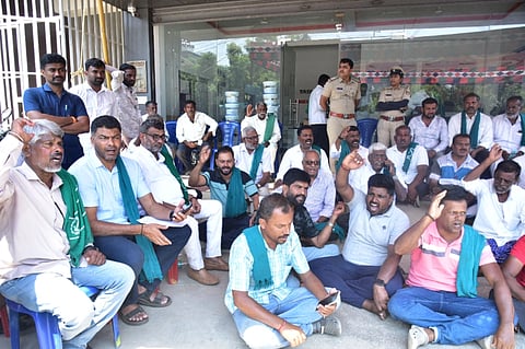 ಮೈಸೂರು ನಗರದ ಪಿಎಸ್‌ಎನ್ ಕನ್‌ಸ್ಟ್ರಕ್ಷನ್ ಇಕ್ಯೂಪ್‌ಮೆಂಟ್ ಕಂಪನಿ ಎದುರು ರೈತರು ಬುಧವಾರ ಪ್ರತಿಭಟನೆ ನಡೆಸಿದರು.