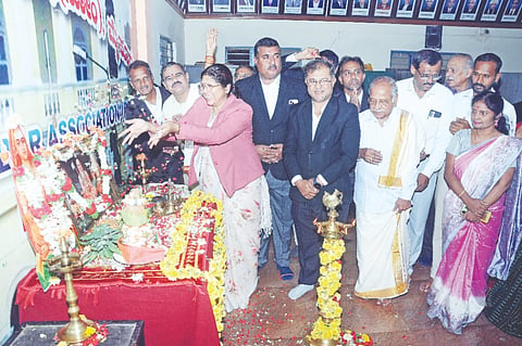 ಮೈಸೂರು ವಕೀಲರ ಸಂಘದ ಸಭಾಂಗಣದಲ್ಲಿ ಮಂಗಳವಾರ ಆಯೋಜಿಸಿದ್ದ ವಿಶ್ವ ದಾರ್ಶನಿಕ ದಿನಾಚರಣೆ ಕಾರ್ಯಕ್ರಮದಲ್ಲಿ ಶ್ರೀ ರಾಮಾನುಜಾಚಾರ್ಯ, ಶ್ರೀ ಶಂಕರಾಚಾರ್ಯ ಹಾಗೂ ಶ್ರೀ ಮಧ್ವಾಚಾರ್ಯ ಅವರ ಭಾವಚಿತ್ರಕ್ಕೆ ಜಿಲ್ಲಾ ಮತ್ತು ಸತ್ರ ನ್ಯಾಯಾಧೀಶರಾದ ಉಷಾರಾಣಿ ಪುಷ್ಪಾರ್ಚನೆ ನೆರವೇರಿಸಿದರು. ಎಸ್. ಲೋಕೇಶ್, ಎಂ.ವಿ. ಚಂದ್ರಶೇಖರ, ಎ.ಜಿ. ಸುಧೀರ್, ಎಚ್.ಬಿ. ಭರತ್, ಕೆ.ಆರ್. ನಾಗರಾಜ ಇದ್ದರು.
