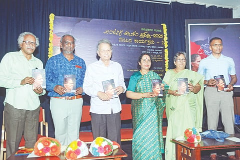 ಮೈಸೂರು ನಗರದ ಮಾನಸಗಂಗೋತ್ರಿಯ ಇಎಂಆರ್‌ಸಿ ಸಭಾಂಗಣದಲ್ಲಿ ಭಾನುವಾರ ಆಯೋಜಿಸಿದ್ದ ಕಾರ್ಯಕ್ರಮದಲ್ಲಿ  ಕದಿರು ಕೃತಿಯನ್ನು ಸಾಹಿತಿ ಬರಗೂರು ರಾಮಚಂದ್ರಪ್ಪ ಬಿಡುಗಡೆ ಮಾಡಿದರು. ಪ್ರೊ.ಸುಕನ್ಯಾ ಮಾರುತಿ, ಡಾ.ಸಬಿಹಾ ಭೂಮಿಗೌಡ, ಡಾ.ಸೋಮಶೇಖರ್ ಹಾಗೂ ಇತರರು ಇದ್ದರು.