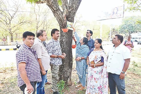 ಮೈಸೂರು ನಗರದಲ್ಲಿ ಪ್ರಾಣಿ, ಪಕ್ಷಿಗಳಿಗೆ ನೀರು ಒದಸಗಿಸುವ ಕಾರ್ಯದಲ್ಲಿ ತೊಡಗಿರುವ  ಕೆಎಂಪಿಕೆ ಚಾರಿಟಬಲ್ ಟ್ರಸ್ಟ್ ಸದಸ್ಯರು