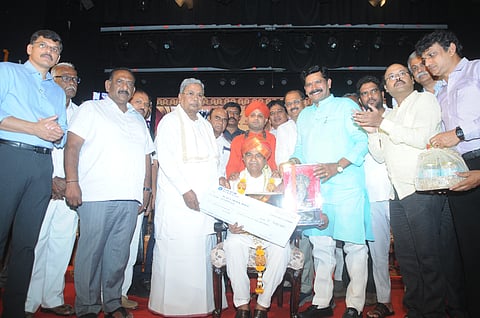 ಮೈಸೂರಿನ ನಗರದ ಕಲಾಮಂದಿರದಲ್ಲಿ ಬುಧವಾರ ಆಯೋಜಿಸಿದ್ದ ಸಿದ್ದರಾಮೇಶ್ವರ ಜಯಂತಿ ಸಮಾರಂಭದಲ್ಲಿ ಸಾಹಿತಿ ಪ್ರೊ. ಎಸ್.ಜಿ. ಸಿದ್ದರಾಮಯ್ಯ ಅವರಿಗೆ ಕಾಯಕಯೋಗಿ ಶ್ರೀ ಸಿದ್ದರಾಮೇಶ್ವರ ಪ್ರಶಸ್ತಿ ಪ್ರದಾನ ಮಾಡಲಾಯಿತು.  ಶ್ರೀ ಇಮ್ಮಡಿ ಸಿದ್ದರಾಮೇಶ್ವರ ಸ್ವಾಮೀಜಿ, ಶಿವರಾಜ್ ಎಸ್. ತಂಗಡಗಿ, ಕೆ. ವೆಂಕಟೇಶ್, ಕೆ.ಹರೀಶ್ ಗೌಡ, ಡಿ.ತಿಮ್ಮಯ್ಯ ಹಾಗೂ ಇತರರು ಇದ್ದರು