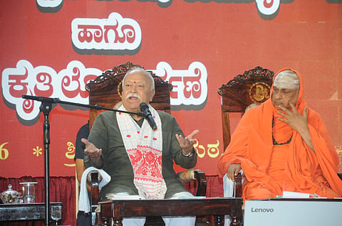 ಮೈಸೂರು ನಗರದ ಚಾಮುಂಡಿಬೆಟ್ಟದ ತಪ್ಪಲಿನ ಶ್ರೀ ಸುತ್ತೂರು ಮಠದಲ್ಲಿ ಗುರುವಾರ ರಾಷ್ಟ್ರೀಯ ಸ್ವಯಂ ಸೇವಕ ಸಂಘದ (ಆರ್‌ಎಸ್‌ಎಸ್) ಸರಸಂಘಸಂಚಾಲಕ ಮೋಹನ್ ಭಾಗವತ್ ಉಪನ್ಯಾಸ ನೀಡಿದರು. ಶ್ರೀ ಶಿವರಾತ್ರಿ ದೇಶಿಕೇಂದ್ರ ಸ್ವಾಮೀಜಿ ಇದ್ದರು.