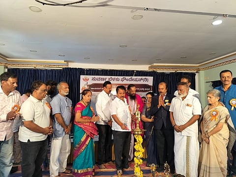 ಸುವರ್ಣ ಬೆಳಕು ಫೌಂಡೇಷನ್ ಮೈಸೂರು ನಗರದ ಶ್ರೀಕಾಂತ ವಿದ್ಯಾಸಂಸ್ಥೆಯಲ್ಲಿ ಆಯೋಜಿಸಿದ್ದ ರಾಜ್ಯಮಟ್ಟದ ಯೋಗಾಸನ ಸ್ಪರ್ಧೆಯನ್ನು  ಮೈಸೂರು ಅಭಿವೃದ್ಧಿ ಪ್ರಾಧಿಕಾರ ಮಾಜಿ ಅಧ್ಯಕ್ಷ ಎಚ್.ವಿ. ರಾಜೀವ್ ಉದ್ಘಾಟಿಸಿದರು.  ಶ್ರೀ ಇಳೈ ಆಳ್ವಾರ್ ಸ್ವಾಮೀಜಿ, ಎಸ್. ಮಹೇಶ್,ವಿಮಲ ವೀರೇಶ್ ಹಾಗೂ ಇತರರು ಇದ್ದರು.