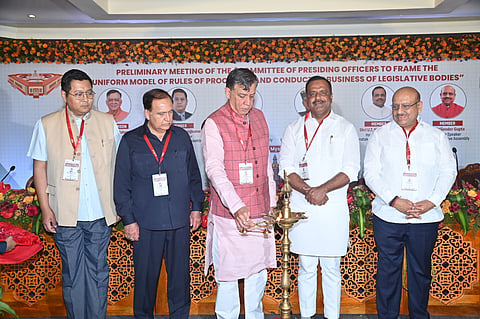 ಮೈಸೂರು ನಗರದ ಖಾಸಗಿ ರೆಸಾರ್ಟ್‌ನಲ್ಲಿ ಮಂಗಳವಾರ  ದೇಶದ ಎಲ್ಲ ವಿಧಾನಸಭೆಗಳ ಕಾರ್ಯವಿಧಾನ ಮತ್ತು ನಡಾವಳಿಯಲ್ಲಿ ಏಕರೂಪತೆ ತರಲು ರಚಿಸಲಾಗಿರುವ ಸಮಿತಿಯ ಸಭೆಯನ್ನು ಸಮಿತಿ ಅಧ್ಯಕ್ಷ ಹಾಗೂ ಉತ್ತರ ಪ್ರದೇಶ ವಿಧಾನಸಭೆಯ ಸಭಾಧ್ಯಕ್ಷ ಸತೀಶ್ ಮಹಾನ ಉದ್ಘಾಟಿಸಿದರು. ಯು.ಟಿ.ಖಾದರ್, ಶ್ಯಾರಿಗ್ಯಾನ್ ಲಾಂಗ್ಕುಮೇರ್, ಕುಲ್ದೀಪ್ ಸಿಂಗ್ ಪತಾನೀಯ, ವಿಜೇಂದರ್ ಗುಪ್ತ ಇದ್ದರು.