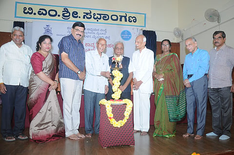 ಮೈಸೂರು ನಗರದ ಮಾನಸ ಗಂಗೋತ್ರಿಯ ಕನ್ನಡ ಅಧ್ಯಯನ ಸಂಸ್ಥೆಯ ಬಿಎಂಶ್ರೀ ಸಭಾಂಣದಲ್ಲಿ ಬುಧವಾರ ಆಯೋಜಿಸಿದ್ದ ‘ಕೆಸಿಎಸ್ ಕಾವ್ಯ ಕುತೂಹಲ ವಿಚಾರ ಸಂಕಿರಣ’ವನ್ನು ವಿದ್ವಾಂಸ ಡಾ.ಟಿ.ವಿ. ವೆಂಕಟಾಚಲಶಾಸ್ತ್ರಿ ಉದ್ಘಾಟಿಸಿದರು. ಡಾ.ಎನ್.ಕೆ. ಲೋಲಾಕ್ಷಿ, ಪ್ರೊ.ಎಂ. ಕೃಷ್ಣೇಗೌಡ, ಎನ್. ರಾಮಾನುಜ,  ಡಾ.ನೀಲಗಿರಿ ತಳವಾರ, ಕೆ.ಸಿ. ಶಿವಪ್ಪ, ಡಾ. ಪದ್ಮಾಶೇಖರ್, ಡಾ.ಎಚ್.ವಿ. ನಾಗರಾಜ ರಾವ್ ಹಾಗೂ ಇತರರು ಇದ್ದರು.