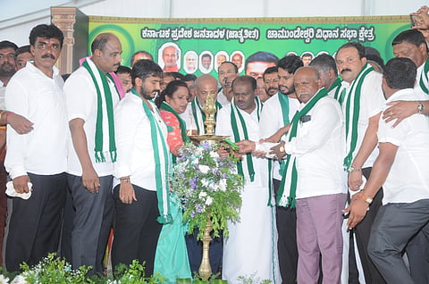 ಮೈಸೂರಿನ ಚಾಮುಂಡೇಶ್ವರಿ ವಿಧಾನಸಭಾ ಕ್ಷೇತ್ರದ  ಬೋಗಾದಿ ವರ್ತುಲ ರಸ್ತೆಯ ಬಳಿಯಲ್ಲಿ ಭಾನುವಾರ ಆಯೋಜಿಸಿದ್ದ ಜನರೊಂದಿಗೆ ಜನತಾದಳ ಕಾರ್ಯಕ್ರಮವನ್ನು ಕೇಂದ್ರ ಸಚಿವ ಎಚ್.ಡಿ. ಕುಮಾರಸ್ವಾಮಿ ಉದ್ಘಾಟಿಸಿದರು. ಸಾ.ರಾ. ಮಹೇಶ್, ಜಿ.ಡಿ. ಹರೀಶ್ ಗೌಡ, ಸಿ.ಎನ್. ಮಂಜೇಗೌಡ, ಕೆ. ವಿವೇಕಾನಂದ ಹಾಗೂ ಇತರರು ಇದ್ದರು.