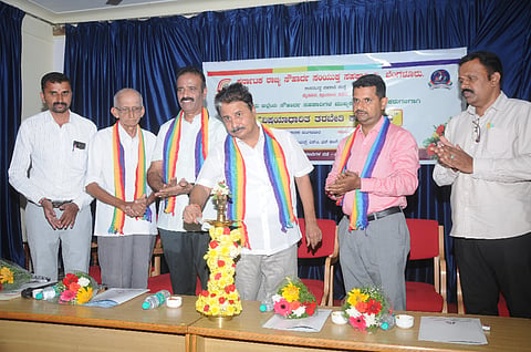 ರಾಜ್ಯ ಸೌಹಾರ್ದ ಸಂಯುಕ್ತ ಸಹಕಾರಿ ವತಿಯಿಂದ ಮೈಸೂರು ನಗರದ ಇಂಜಿನಿಯರ್‌ಗಳ ಸಂಸ್ಥೆ ಸಭಾಂಗಣದಲ್ಲಿ ಮಂಗಳವಾರ ವಿಷಯಾಧಾರಿತ ತರಬೇತಿ ಕಾರ್ಯಕ್ರಮವನ್ನು ರಾಜ್ಯ ಸೌಹಾರ್ದ ಸಂಯುಕ್ತ ಸಹಕಾರಿಯ ಮಾಜಿ ಅಧ್ಯಕ್ಷ ಎಚ್.ವಿ. ರಾಜೀವ್ ಉದ್ಘಾಟಿಸಿದರು.  ಗುರುಪ್ರಸಾದ್ ಬಂಗೇರ, ಆರ್.ಎಸ್. ಸುರೇಶ್, ಸೋಮಯಾಜಿ ಹಾಗೂ ಇತರರು ಇದ್ದರು.