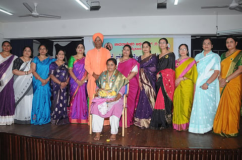 ಚಾಮರಾಜೇಶ್ವರಿ ಅಕ್ಕನ ಬಳಗದ ಕುವೆಂಪುನಗರದ ಕಾನೂನು ಕಾಲೇಜು ಸಭಾಂಗಣದಲ್ಲಿ ಗುರುವಾರ ಆಯೋಜಿಸಿದ್ದ ಅಕ್ಕಮಹಾದೇವಿ ಜಯಂತಿ ಕಾರ್ಯಕ್ರಮದಲ್ಲಿ ಈ ಸಂದರ್ಭ ವಾತ್ಸಲ್ಯ ಸೇವಾ ಫೌಂಡೇಷನ್ ಸಂಸ್ಥಾಪಕಿ ನಾಗರತ್ನ ಅವರನ್ನು ಸನ್ಮಾನಿಸಲಾಯಿತು.  ಶ್ರೀ ಶ್ರೀಕಂಠ ಸ್ವಾಮೀಜಿ ಸಾನ್ನಿಧ್ಯ, ಹೇಮಾ ಪಾಟೀಲ್, ಮಾದಲಾಂಬಿಕೆ ನಂಜುಂಡಸ್ವಾಮಿ ಇದ್ದರು.