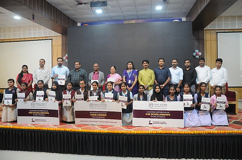 ಮಲಬಾರ್ ಗೋಲ್ಡ್ ಆ್ಯಂಡ್ ಡೈಮಂಡ್ಸ್ ಸಂಸ್ಥೆಯ ಮಲಬಾರ್ ಚಾರಿಟಬಲ್ ಟ್ರಸ್ಟ್ ವತಿಯಿಂದ ಗುರುವಾರ ವಿದ್ಯಾರ್ಥಿನಿಯರಿಗೆ ವಿದ್ಯಾರ್ಥಿ ವೇತನ ವಿತರಣೆ ಮಾಡಲಾಯಿತು. ಪಿ. ಶರಫುದ್ದೀಪ್, ಡಾ.ಡಿ.ಎಸ್. ಪ್ರತಿಮಾ, ಪಿ. ಶಿವಣ್ಣ, ಡಾ.ಎಸ್. ಮುತ್ತುರಾಜ, ಸಿ.ಕೆ. ಭವ್ಯ, ದಯಾನಂದ್, ಮಹಮದ್ ಅನ್ಸದ್, ಪ್ರೊ.ಎಸ್. ವೆಂಕಟೇಶ ಇದ್ದರು.