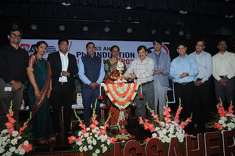  ಮೈಸೂರು ನಗರದ ಶಿವರಾತ್ರೀಶ್ವರ ನಗರದ ಜೆಎಸ್‌ಎಸ್ ಫಾರ್ಮಸಿ ಕಾಲೇಜಿನ ಡಾ.ರಾಜೇಂದ್ರ ಸಭಾಂಗಣದಲ್ಲಿ ಬುಧವಾರ ಪಿಎಚ್.ಡಿ ಸಂಶೋಧನಾ ವಿದ್ಯಾರ್ಥಿಗಳಿಗಾಗಿ  ಆಯೋಜಿಸಿದ್ದ ಇಂಡೆಕ್ಷನ್ ಕಾರ್ಯಕ್ರಮವನ್ನು ಸಿಎಫ್‌ಟಿಆರ್‌ಐನ ವಿಜ್ಞಾನಿ ಡಾ.ನಂದಿನಿಶೆಟ್ಟಿ ಉದ್ಘಾಟಿಸಿದರು.  ಡಾ.ಎಚ್.ಬಸವನಗೌಡಪ್ಪ, ಡಾ.ಬಿ.ಮಂಜುನಾಥ್, ಡಾ.ವಿಶಾಲ್ ಕುಮಾರ್ ಗುಪ್ತ, ಎ.ಎಂ.ಸಾಗರ್ ಹಾಗೂ ಇತರರು ಇದ್ದರು.