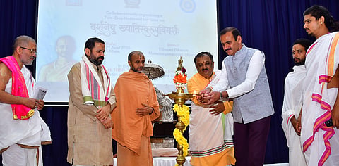 ಮೈಸೂರು ನಗರದ ಮಾನಸಗಂಗೋತ್ರಿಯ ವಿಜ್ಞಾನ ಭವನದಲ್ಲಿ ಶುಕ್ರವಾರ ‘ದರ್ಶನೇಷು ಖ್ಯಾತಿಸ್ವರೂಪವಿಮರ್ಶಃ’ ಕುರಿತು ಆಯೋಜಿಸಿದ್ದ   ವಿಚಾರ ಸಂಕಿರಣವನ್ನು ಮೈಸೂರು ವಿಶ್ವವಿದ್ಯಾಲಯ ಕುಲಪತಿ ಪ್ರೊ.ಎನ್.ಕೆ. ಲೋಕನಾಥ್ ಉದ್ಘಾಟಿಸಿದರು. ಶ್ರೀ 1008 ಸತ್ಯಾತ್ಮತೀರ್ಥ ಸ್ವಾಮೀಜಿ, ಪ್ರೊ. ಶ್ರೀನಿವಾಸ ವರಖೇಡಿ, ಡಾ.ಎ.ವಿ. ನಾಗಸಂಪಿಗೆ, ಡಾ.ಡಿ.ಪಿ. ಮಧುಸೂದನಾಚಾರ್ಯ, ಕೃಷ್ಣ ಎ. ನಾಗಸಂಪಿಗೆ ಇದ್ದರು.