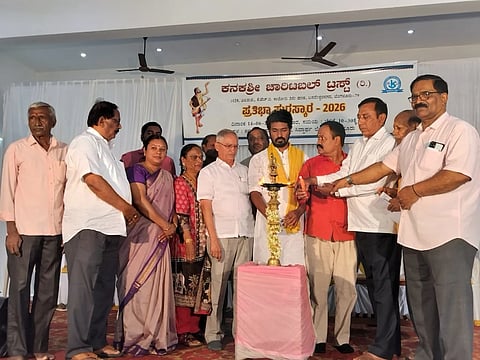 ಮೈಸೂರಿನ ಕನಕಶ್ರೀ ಚಾರಿಟಬಲ್ ಟ್ರಸ್ಟ್ ವತಿಯಿಂದ ಸಿದ್ದಾರ್ಥ ಬಡಾವಣೆಯ ಕನಕ ಸಮುದಾಯ ಭವನದಲ್ಲಿ ಭಾನುವಾರ ಆಯೋಜಿಸಿದ್ದ ಪ್ರತಿಭಾ ಪುರಸ್ಕಾರ ಕಾರ್ಯಕ್ರಮವನ್ನು ಐಎಎಸ್ ಇನ್‌ಸೈಟ್ಸ್ ನಿರ್ದೇಶಕ ಜಿ.ಬಿ. ವಿನಯ್ ಕುಮಾರ್ ಉದ್ಘಾಟಿಸಿದರು. ಬಿ. ಸುಬ್ರಮಣ್ಯ, ಟಿ.ಬಿ. ಬಳಗಾವಿ, ಪಿ.ಎನ್. ಕೃಷ್ಣಮೂರ್ತಿ, ಎಂ. ಪ್ರಕಾಶ್ ಹಾಗೂ ಇತರರು ಇದ್ದರು.