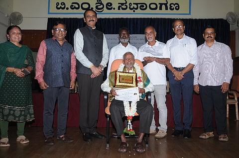  ಮೈಸೂರು ನಗರದ ಮಾನಸಗಂಗೋತ್ರಿಯ ಬಿಎಂಶ್ರೀ ಸಭಾಂಗಣದಲ್ಲಿ ಬುಧವಾರ ಆಯೋಜಿಸಿದ್ದ ವಿಶ್ವ ಪರಿಸರ ದಿನಾಚರಣೆ ಕಾರ್ಯಕ್ರಮದಲ್ಲಿ ಪರಿಸರ ಕಾಯಕಯೋಗಿ ಮೇಸ್ತ್ರಿ ಮಾದಯ್ಯ ಅವರಿಗೆ ಪರಿಸರ ಪ್ರಜ್ಞಾ ಪ್ರಶಸ್ತಿ ಪ್ರದಾನ ಮಾಡಲಾಯಿತು. ಪ್ರೊ.ಎನ್.ಕೆ. ಲೋಕನಾಥ್, ಮೇಸ್ತ್ರಿ ಮಾದಯ್ಯ, ಬಿ.ಎಸ್. ಕೃಪಾಕರ, ಪ್ರೊ.ಚಂದ್ರಮೌಳಿ, ಪ್ರೊ.ಎಂ. ನಂಜಯ್ಯ ಹೊಂಗನೂರು, ಅಹಿಂದ ಜವರಪ್ಪ, ಎಂ.ಎಸ್.ಚಂದ್ರ ಇದ್ದರು.