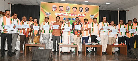 ಮೈಸೂರು ನಗರದ ಖಾಸಗಿ ಹೋಟೆಲ್‌ನಲ್ಲಿ ಗುರುವಾರ ಬಿಜೆಪಿ ಎಸ್‌ಐಆರ್ ಕುರಿತು ಆಯೋಜಿಸಿದ್ದ ಸಭೆಯಲ್ಲಿ ಎಸ್‌ಐಆರ್ ಮಾಹಿತಿ ಕೈಪಿಡಿಯನ್ನು ಬಿಜೆಪಿ ರಾಜ್ಯ ಪ್ರಧಾನ ಕಾರ್ಯದರ್ಶಿ ಪ್ರೀತಮ್ ಗೌಡ ಬಿಡುಗಡೆ ಮಾಡಿದರು.  ದತ್ತಾತ್ರೇಯ, ಟಿ.ಎಸ್. ಶ್ರೀವತ್ಸ, ನವೀನ್, ರಘು ಕೌಟಿಲ್ಯ ಹಾಗೂ ಇತರರು ಇದ್ದರು.