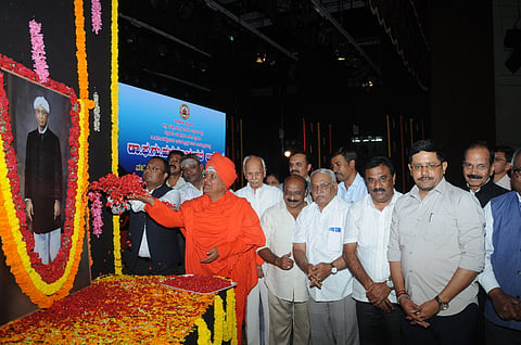  ಮೈಸೂರು ನಗರದ ಕಲಾಮಂದಿರದಲ್ಲಿ ಗುರುವಾರ ಅಯೋಜಿಸಿದ್ದ ಡಾ.ಫ.ಗು.ಹಳಕಟ್ಟಿ ಜನ್ಮದಿನ ಹಾಗೂ ವಚನ ಸಾಹಿತ್ಯ ಸಂರಕ್ಷಣಾ ದಿನಾ ಚರಣೆ ಕಾರ್ಯಕ್ರಮದಲ್ಲಿ ಡಾ.ಫ.ಗು.ಹಳಕಟ್ಟಿ ಭಾವಚಿತ್ರಕ್ಕೆ ಗಣ್ಯರು ಪುಷ್ಪಾರ್ಚನೆ ನೆರವೇರಿಸಿದರು. ಶ್ರೀ ನಟರಾಜಸ್ವಾಮೀಜಿ, ನಿತೀಶ್ ಪಾಟೀಲ್, ಕವಿ ಕೆ.ಸಿ ಶಿವಪ್ಪ, ಡಾ.ಪಿ. ಶಿವರಾಜ್, ಎಸ್.ವಿ. ಬಸವರಾಜು, ನಿರ್ಮಲ ಮಠಪತಿ ಹಾಗೂ ಇತರರು ಇದ್ದರು.