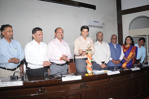 ಮೈಸೂರ ನಗರದ ಜಿಲ್ಲಾ ಪಂಚಾಯಿತಿ ಸಭಾಂಗಣದಲ್ಲಿ ಜವಳಿ ಮತ್ತು ಕೈಮಗ್ಗ ಇಲಾಖೆ ಆಯೋಜಿಸಿದ್ದ ಜಿಲ್ಲಾ ಮಟ್ಟದ ಜವಳಿ ಆಂತರಿಕ ಸಲಹಾ ಕಾರ್ಯಾಗಾರವನ್ನು ಜಿಲ್ಲಾಧಿಕಾರಿ ಜಿ.ಲಕ್ಷ್ಮೀಕಾಂತ್ ರೆಡ್ಡಿ ಉದ್ಘಾಟಿಸಿದರು. ಎ.ಬಿ.ಬಸವರಾಜು, ಸಿ.ಎಸ್.ಯೋಗೇಶ್, ಎಸ್.ಯುಕೇಶ್ ಕುಮಾರ್, ಬಿ.ಆರ್.ಯೋಗೀಶ್ ಹಾಗೂ ಇತರರು ಇದ್ದರು.