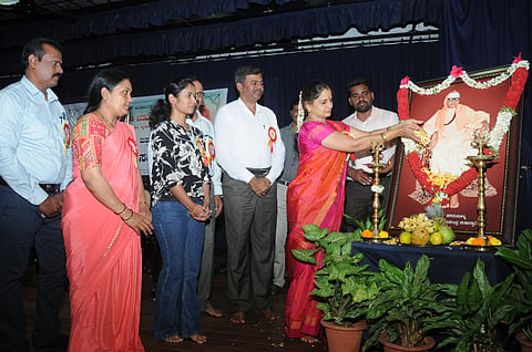  ಜೆಎಸ್‌ಎಸ್ ಮಹಿಳಾ ಪದವಿಪೂರ್ವ ಕಾಲೇಜಿನಲ್ಲಿ ಸಾಂಸ್ಕೃತಿಕ, ಸಾಹಿತ್ಯಕ ಹಾಗೂ ಕ್ರೀಡಾ ವೇದಿಕೆಗಳ ಉದ್ಘಾಟನಾ ಸಮಾರಂಭದಲ್ಲಿ ಶ್ರೀ ಶಿವರಾತ್ರಿ ರಾಜೇಂದ್ರ ಸ್ವಾಮೀಜಿ ಭಾವಚಿತ್ರಕ್ಕೆ ಸಂಸ್ಕೃತಿ ಚಿಂತಕಿ ದೀಪಿಕಾ ಮಾಧವ್ ಪಾಂಡುರಂಗಿ ಪುಷ್ಪಾರ್ಚನೆ ನೆರವೇರಿಸಿದರು. 