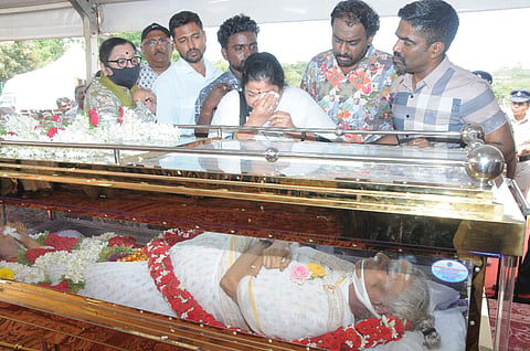 ಮೈಸೂರಿನ ಮಹಾರಾಜ ಕಾಲೇಜು ಮೈದಾನದಲ್ಲಿ ಭಾನುವಾರ ಗಾಯಕಿ ಎಸ್. ಜಾನಕಿ ಅವರ ಅಂತಿಮ ದರ್ಶನ ಪಡೆದ ಗಾಯಕಿ ಚಿತ್ರಾ ಕಣ್ಣೀರು ಸುರಿಸಿದರು.