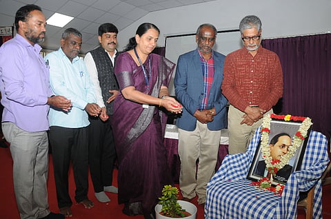  ಜಯಲಕ್ಷ್ಮೀಪುರಂನ ಸಂತ ಜೋಸೆಫ್ ಶಿಕ್ಷಣ ಮಹಾವಿದ್ಯಾಲಯದಲ್ಲಿ ‘ಅಂಬೇಡ್ಕರ್-ನೈತಿಕತೆಯ ಪರಿಕಲ್ಪನೆ’ ವಿಷಯದ ಕುರಿತು  ಆಯೋಜಿಸಿದ್ದ ಉಪನ್ಯಾಸ ಕಾರ್ಯಕ್ರಮದಲ್ಲಿ ಗಣ್ಯರು ಅಂಬೇಡ್ಕರ್ ಭಾವಚಿತ್ರಕ್ಕೆ ಪುಷ್ಪಾರ್ಚನೆ ನೆರವೇರಿಸಿದರು. ಪ್ರೊ.ರಹಮತ್ ತರೀಕೆರೆ, ಡಾ.ಪ್ರಿಯಾ ಮ್ಯಾಥ್ಯೂ, ಪ್ರೊ.ಜೆ. ಸೋಮಶೇಖರ್ ಹಾಗೂ ಇತರರು ಇದ್ದರು.